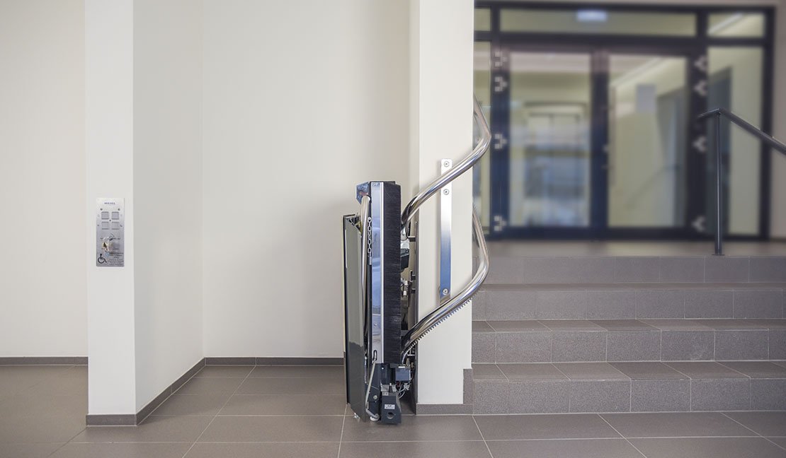 Eingeklappter Plattformtreppenlift STRATOS im Innenbereich