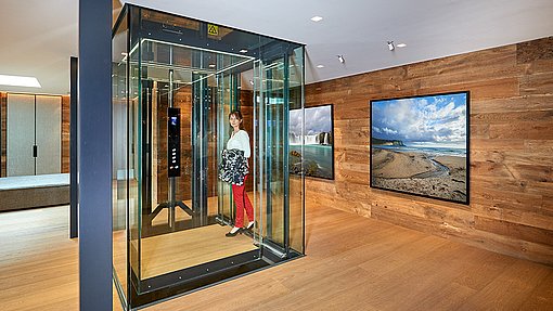 Personenaufzug mit Vollverglasung in einem Einfamilienhaus