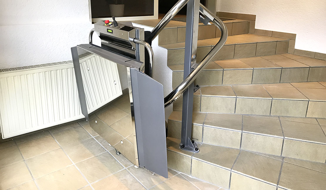 Eingeklappter Plattformtreppenlift STRATOS im Innenbereich